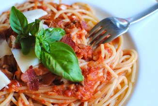 Спагетти в томатном соусе