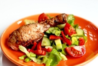 Куриные ножки с овощным салатом