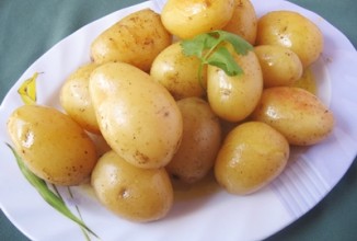 Отварной молодой картофель