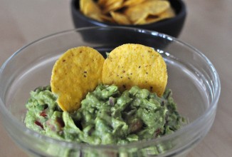 Гуакамоле с помидором и халапеньо