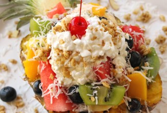 Фруктовый салат в ананасе