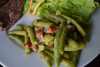 Фасоль с беконом и водяным орехом