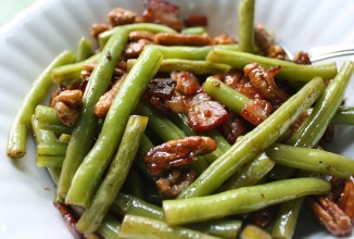 Фасоль с пеканом и беконом