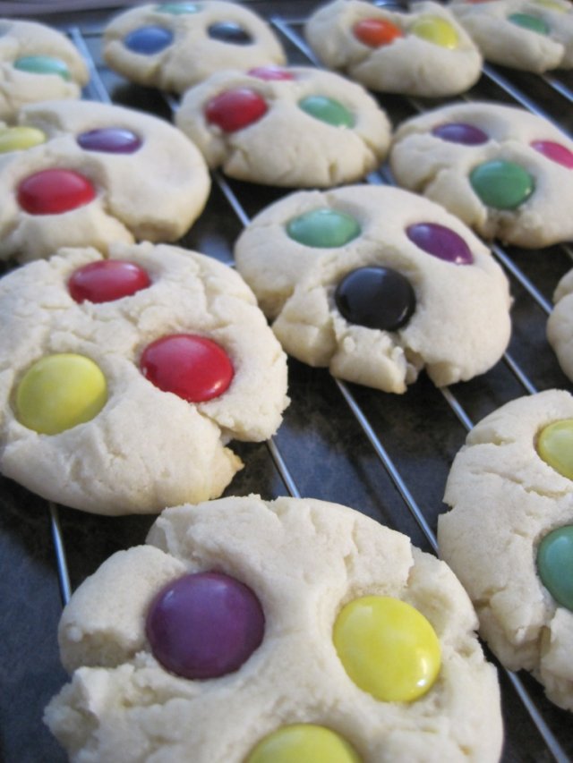 Печенье с цветными драже