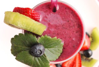 Ягодный смузи с киви