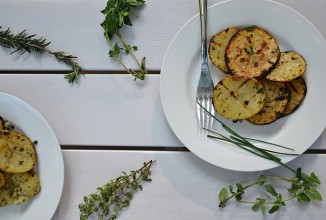 Жареный картофель с зеленью