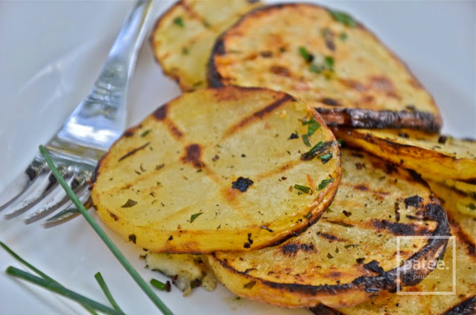 Жареный картофель с зеленью - Шаг 8