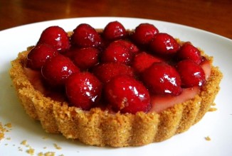 Тарт с ревеневым кремом и ягодами