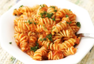 Паста в соусе из красного перца