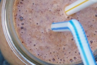 Бананово-шоколадный молочный коктейль