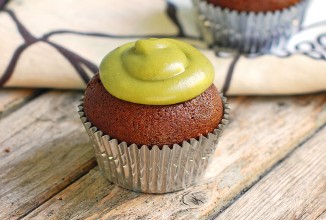 Шоколадные маффины с глазурью из авокада