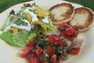 Лосось с салатом из помидоров и базилика