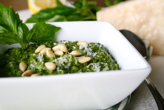 Песто с шпинатом и чесноком