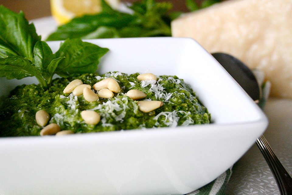 Песто с шпинатом. Песто с шпинатом. Шпинатный соус. Паста песто. Песто из базилика.