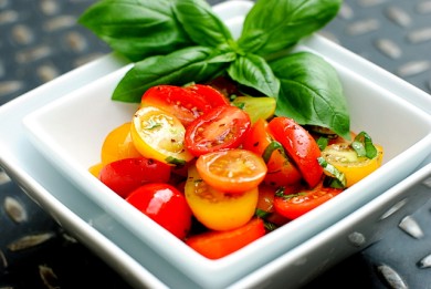 Рецепт Салат из помидоров с базиликом