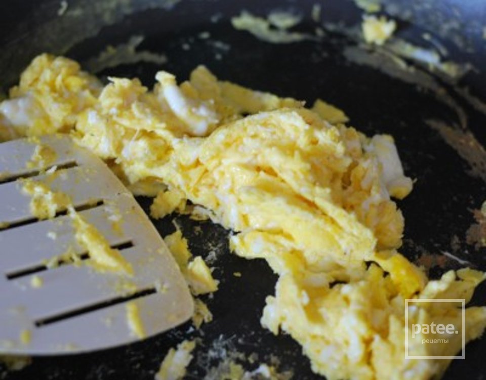 Рис с луком и яйцами - Шаг 4