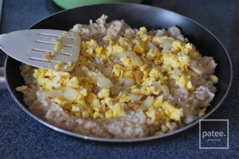 Рис с луком и яйцами - Шаг 7