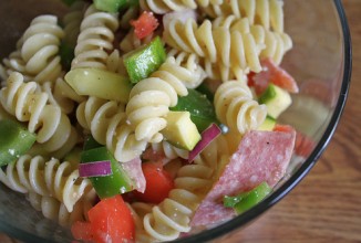 Итальянский салат из пасты с овощами