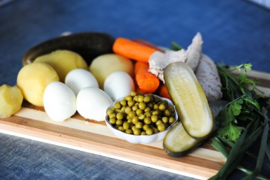 Салат Оливье с курицей - приготовление