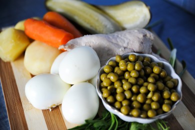 Салат Оливье с курицей - приготовление