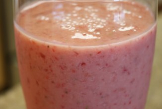 Клубнично-персиковое смузи