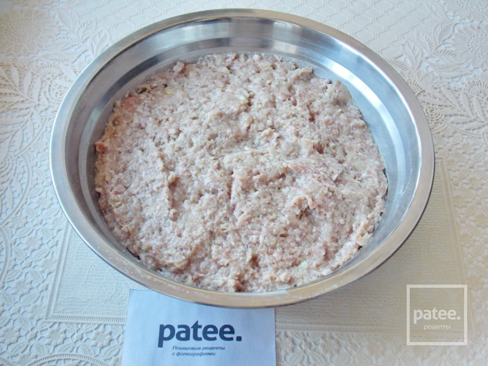 Мясные зразы с яйцом и зеленым луком - Шаг 2