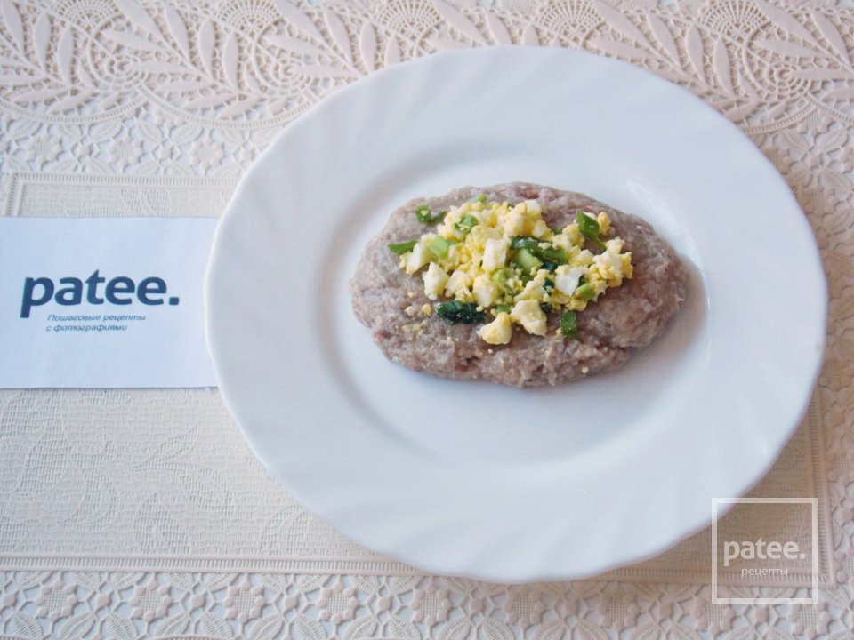 Мясные зразы с яйцом и зеленым луком - Шаг 7