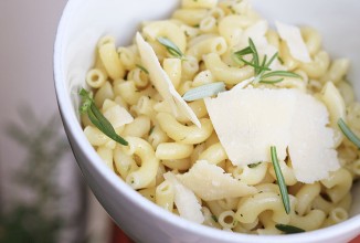 Паста с зеленью и чесноком