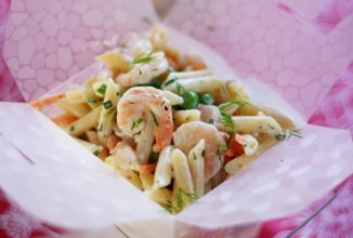 Салат из пасты с креветками