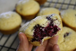 Лимонные кексы с ежевикой