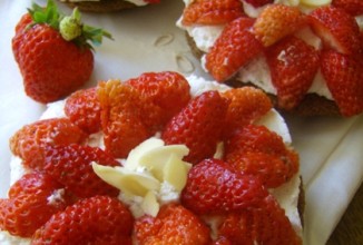 Имбирное печенье с кремом и клубникой