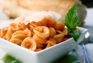 Паста в соусе из красного перца