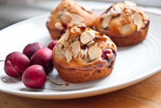 Кексы с вишней и миндалем