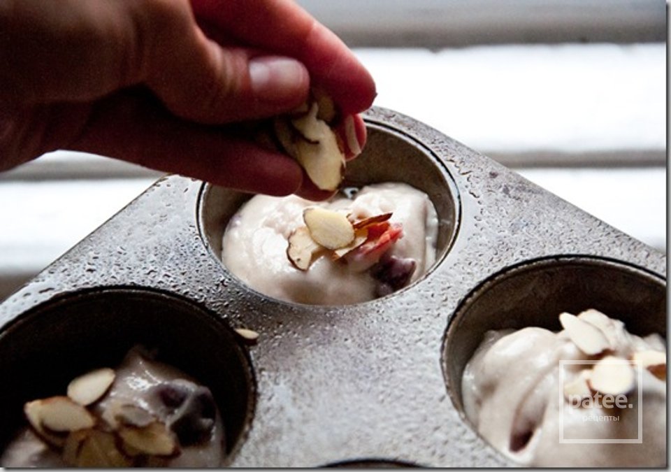 Кексы с вишней и миндалем - Шаг 7