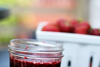 Клубничный джем с красным вином.