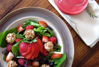 Фруктовый салат с козьим сыром