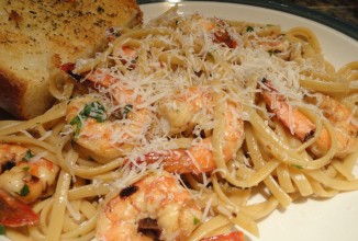 Креветки с пастой в винном соусе