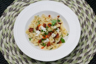 Салат из пасты с беконом и овощами