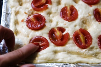 Фокачча с помидорами - приготовление