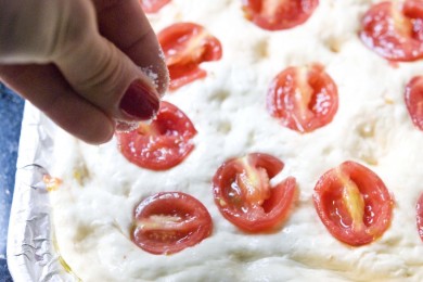 Фокачча с помидорами - приготовление