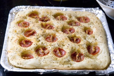 Фокачча с помидорами - приготовление