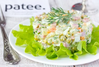 Салат Оливье с колбасой