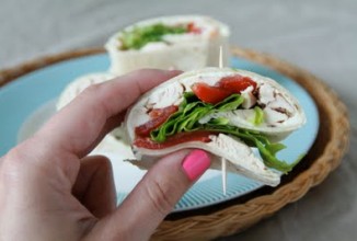 Рулет с ветчиной, курицей и листьями салата