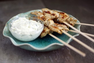 Куриные сувлаки с соусом Дзадзики
