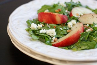 Салат с персиком и руколой