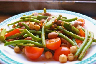 Салат из фасоли с помидорами