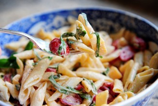 Салат из пасты с сыром и помидорами