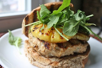 Бургер с индейкой по-гавайски