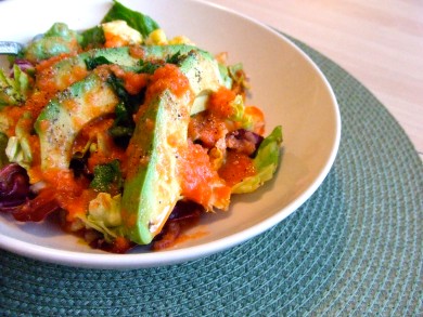 Рецепт Салат с авокадо и соусом из свежих помидоров