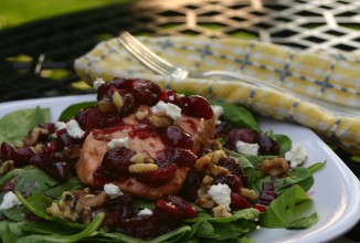 Салат с лососем, сыром и шпинатом под вишневым соусом